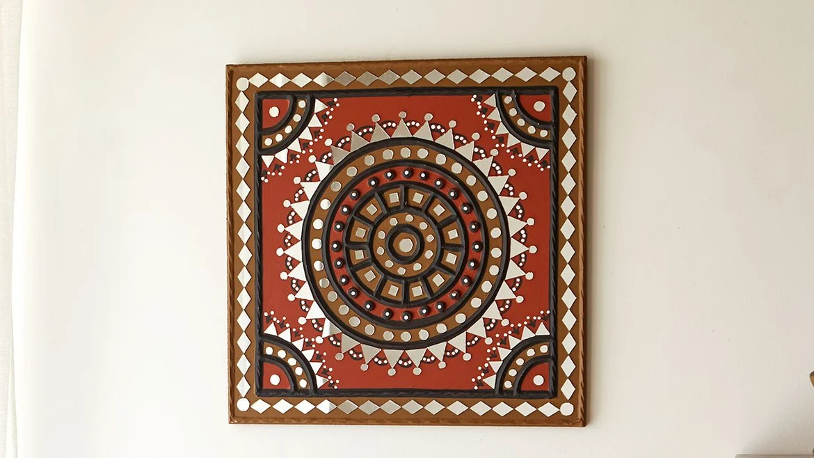 Lippan Kaam with dominant mirror work