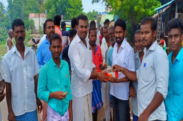 மக்களுக்கு இடையூறாக இருந்த டாஸ்மாக் மூடல் : பட்டாசு வெடித்துக் கொண்டாடிய கிராம மக்கள்!