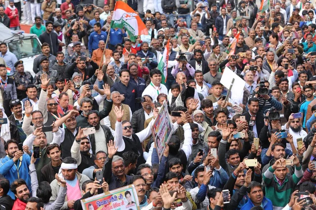 Twitter/<a href="https://twitter.com/INCIndia">@<b>INCIndia</b></a>