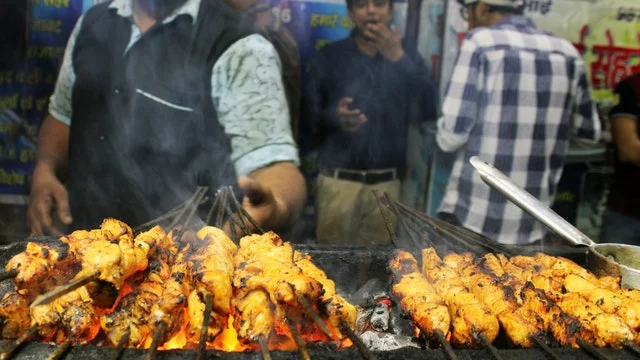 ओखला में शाम होते ही सज जाती हैं कबाब वगैरह की दुकानें