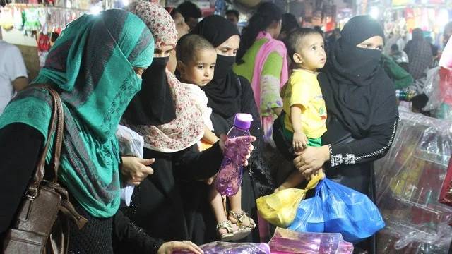 पूरे इलाके में मुस्लिम महिलाएं बेखौफ होकर खरीदारी करती नजर आती हैं