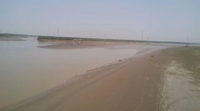 उद्योगों को फायदा पहुंचाने के लिए सूखी नर्मदा नदी पर बांध बनाना चाहती है गुजरात सरकार