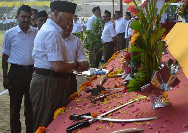 आरएसएस की शस्त्र पूजाः नागपुर पुलिस को नहीं पता, संघ के पास हैं कितनी बंदूकें और तलवारें
