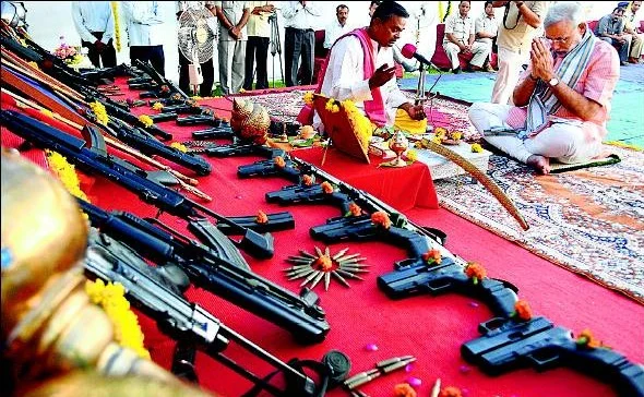 आरएसएस की शस्त्र पूजाः नागपुर पुलिस को नहीं पता, संघ के पास हैं कितनी बंदूकें और तलवारें