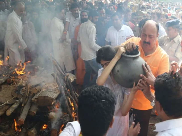 पंचतत्व में विलीन हुए आध्यात्मिक गुरु भय्यूजी महाराज, बेटी कुहू ने दी मुखाग्नि