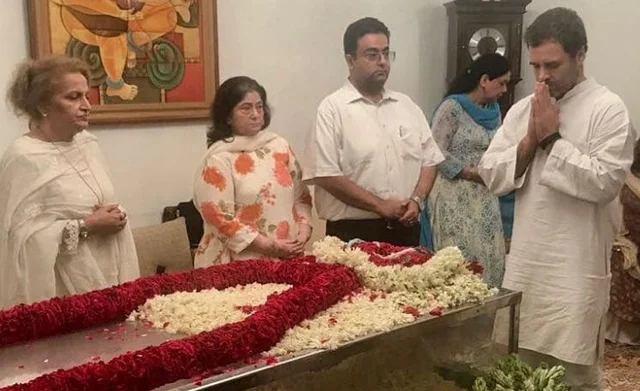 कांग्रेस के वरिष्ठ नेता आरके धवन का हुआ अंतिम संस्कार, सोनिया-राहुल समेत कई वरिष्ठ नेताओं ने दी श्रद्धांजलि
