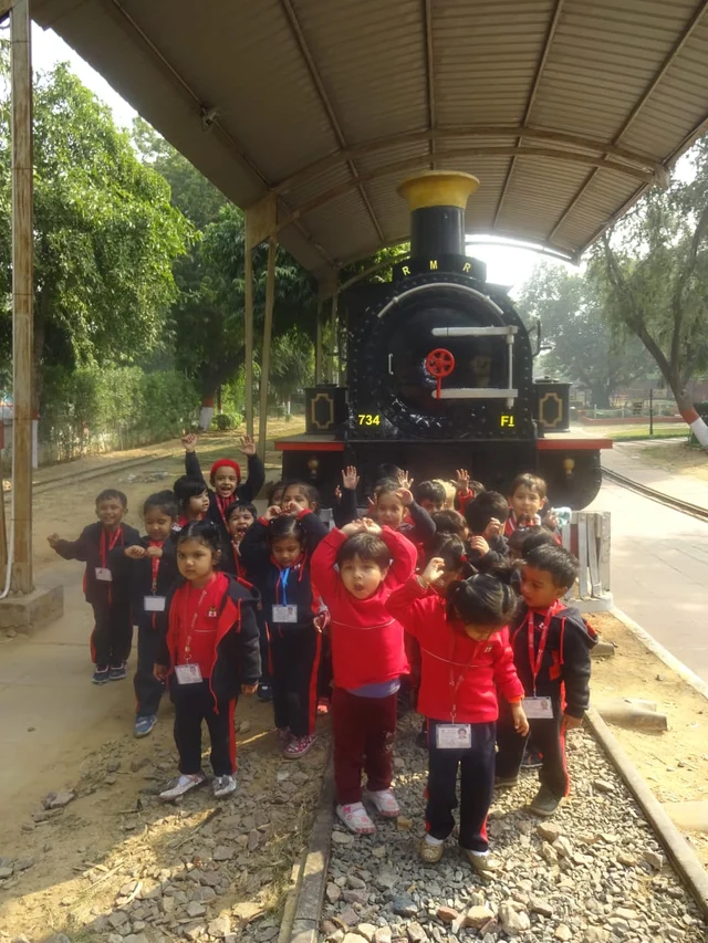 6 दिसंबर: किसी रोते हुए बच्चे को हंसाया जाए