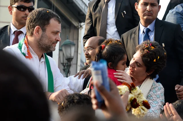 राजनीति के कुरुक्षेत्र में प्रियंका गांधी की धमाकेदार एंट्री, ‘चौकीदार चोर है’ के नारों के बीच घंटों चला रोड शो