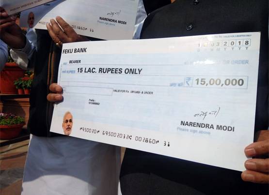 15 लाख का वादा जुमला साबित होने पर कांग्रेस सांसदों का अनूठा विरोध, जारी किए मोदी के फोटो-सिग्नेचर वाले चेक