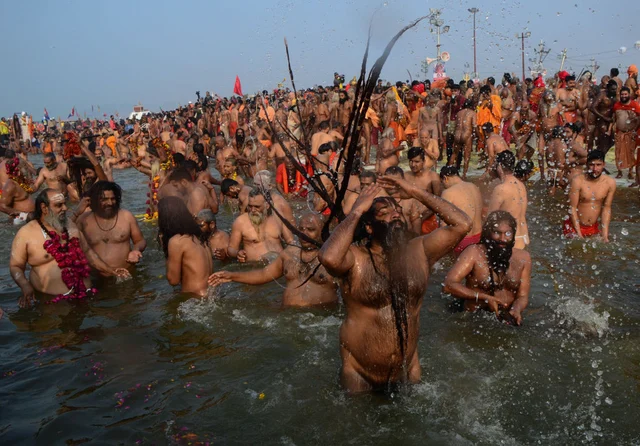 कुंभ: वसंत पंचमी का आखिरी शाही स्नान आज, नागा साधुओं के हथियार प्रदर्शन पर जूना अखाड़े ने लगाई रोक