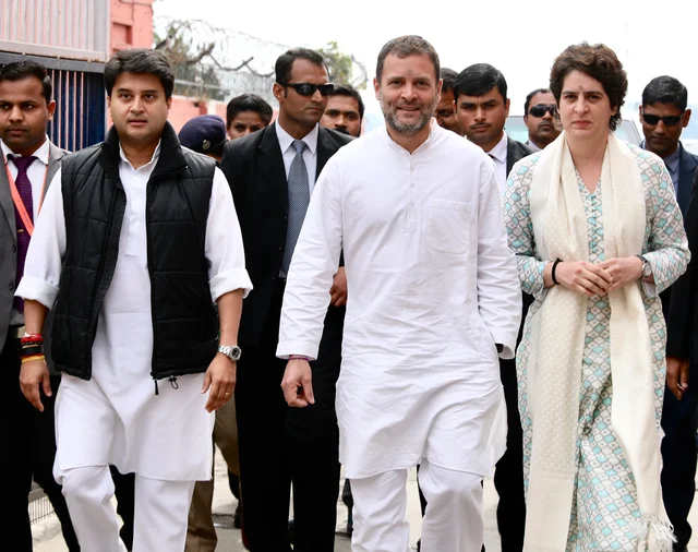 राजनीति के कुरुक्षेत्र में प्रियंका गांधी की धमाकेदार एंट्री, ‘चौकीदार चोर है’ के नारों के बीच घंटों चला रोड शो