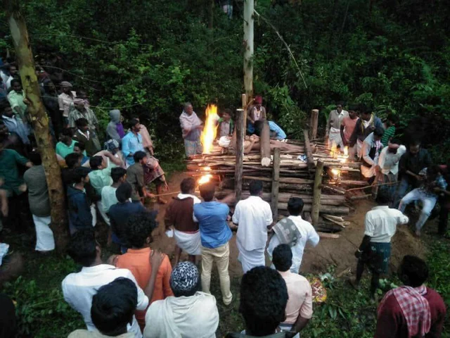 ക്യാംപസ് ഫ്രണ്ട്- എസ്ഡിപിഐ പ്രവര്ത്തകര് കുത്തിക്കൊന്ന മഹാരാജാസ് കോളെജിലെ എസ്എഫ്ഐ നേതാവ് അഭിമന്യുവിന്റെ മൃതദേഹം ഇടുക്കി വട്ടവടയിലെ വീട്ടില് സംസ്കരിക്കുന്നു. 