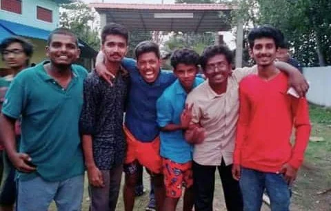 അഭിമന്യു (മധ്യത്തില്) തനുവിനും മഹാരാജാസിലെ മറ്റ് സുഹൃത്തുക്കള്ക്കുമൊപ്പം. 