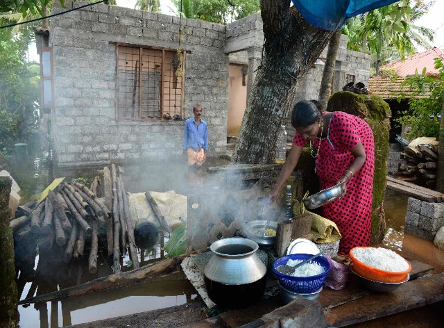 കുട്ടനാട്ടില് നാളെ മുതല് മഹാ ശുചീകരണ യജ്ഞം; ദൗത്യത്തില് പങ്കെടുക്കുന്നത് അരലക്ഷത്തിലേറെ പേര്; ക്രമീകരണത്തിന് പ്രളയ ഗ്രാമസഭകള്