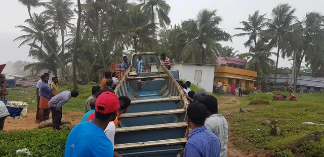 ഇത് കേരളത്തിന്റെ സ്വന്തം സൈനികര്: ദുരന്തമുഖത്ത് അസാധാരണ രക്ഷാപ്രവര്ത്തനവുമായി മത്സ്യതൊഴിലാളികള്