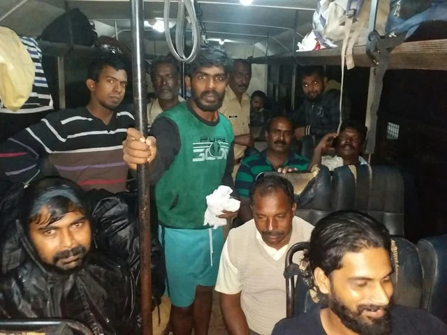 രക്ഷാപ്രവര്ത്തനത്തിന് എത്തിയ തിരുവനന്തപുരത്ത് നിന്നുളള മത്സ്യത്തൊഴിലാളികള് 