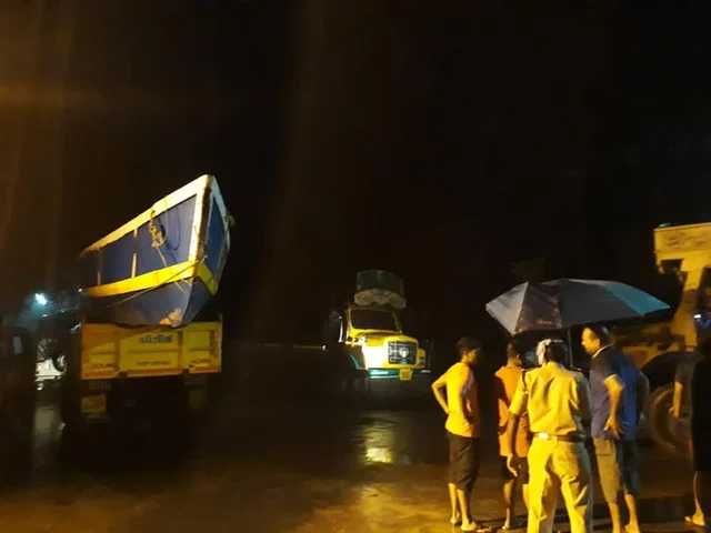 ഇത് കേരളത്തിന്റെ സ്വന്തം സൈനികര്: ദുരന്തമുഖത്ത് അസാധാരണ രക്ഷാപ്രവര്ത്തനവുമായി മത്സ്യതൊഴിലാളികള്