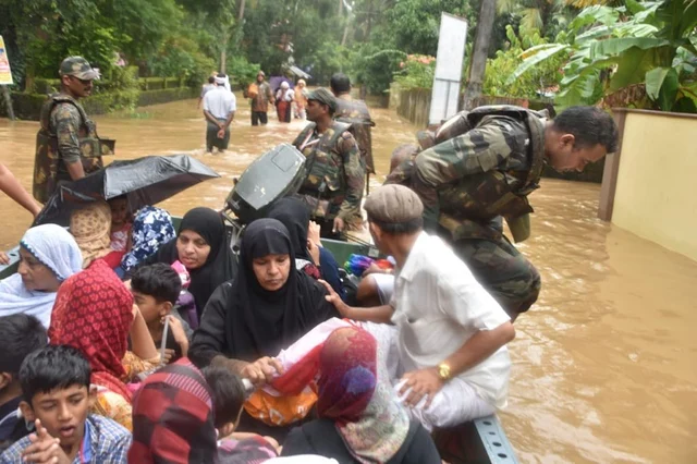 ദുരന്തമുഖത്തെ അഞ്ചാംദിനം: പുറത്തെത്തിക്കാനുളളത് ആയിരത്തിലേറെ പേരെ; മഴയുടെ ശക്തി കുറഞ്ഞു, റെയില്,റോഡ് ഗതാഗതം ഭാഗികമായി പുനഃസ്ഥാപിച്ചു