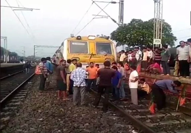 ബിജെപി പ്രവര്ത്തകര് ട്രെയിന് തടയുന്നു 