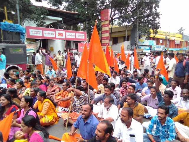 ശബരിമലയില് സ്ത്രീ പ്രവേശനത്തിനെതിരെ സംസ്ഥാനത്ത് ശബരിമല കര്മ്മസമിതിയുടെ നേതൃത്വത്തില് നടന്ന റോഡ് ഉപരോധത്തില് നിന്ന്. 