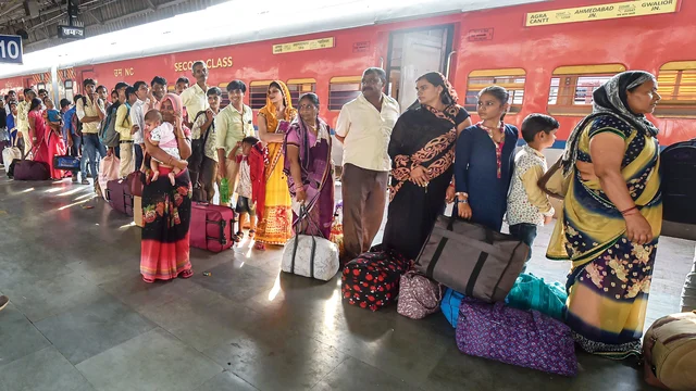 അഹമ്മദാബാദ് റെയില്വെ സ്റ്റേഷനില് സബര്മതി എക്സ്പ്രസ് കയറാന് കാത്തുനില്ക്കുന്ന ബിഹാറികള് 