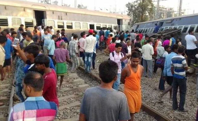 ഉത്തര്പ്രദേശില് തീവണ്ടി പാളം തെറ്റി ഏഴ് മരണം; അപകടത്തിലായത് എഞ്ചിനും ആറ് കോച്ചും; നിരവധി പേര്ക്ക് പരുക്ക്