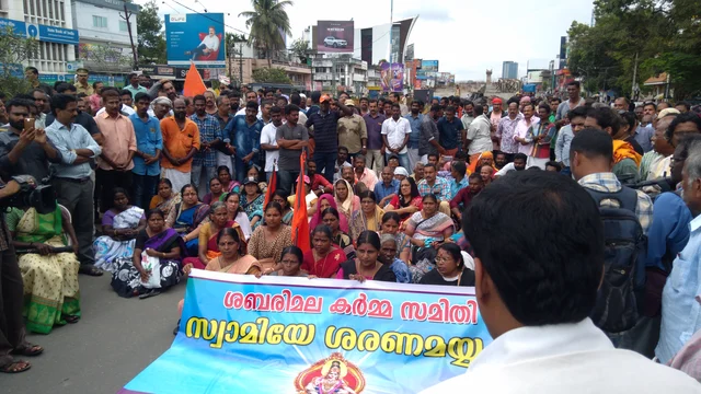ശബരിമലയില് സ്ത്രീ പ്രവേശനത്തിനെതിരെ സംസ്ഥാനത്ത് ശബരിമല കര്മ്മസമിതിയുടെ നേതൃത്വത്തില് നടന്ന റോഡ് ഉപരോധത്തില് നിന്ന്. 