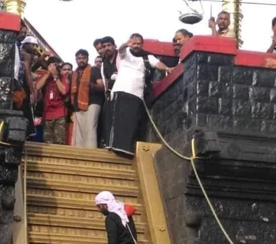 ആചാരം ലംഘിച്ച് ഇരുമുടിക്കെട്ടില്ലാതെ 18ാം പടിയില് വത്സന് തില്ലങ്കേരി; പുറം തിരിഞ്ഞ് നിന്ന് പ്രസംഗം, അന്വേഷിക്കുമെന്ന് ദേവസ്വം ബോര്ഡ്