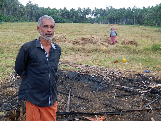 സുരേഷ് കീഴാറ്റൂര് സിപിഐഎം കത്തിച്ച സമരപ്പന്തലിന് സമീപം 