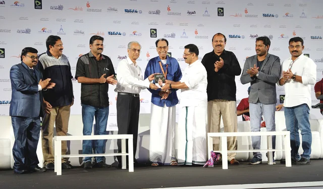 പ്രായത്തിന്റെ ഇടര്ച്ചയില്ലാതെ പാട്ടുമാലയുമായി ഷാര്ജ വേദിയില് എരഞ്ഞോളി മൂസ; ആരാധകര്ക്ക് ഇഷ്ടഗാനം പകര്ന്ന് മാപ്പിളപ്പാട്ടിന്റെ ജനകീയ സുല്ത്താന്