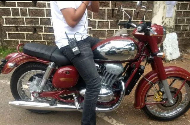 നിരത്തില് എത്താനിരിക്കുന്ന ജാവ 300-ന്റെ ചിത്രം പുറത്ത്; വെല്ലുവിളി റോയല് എന്ഫീല്ഡിന്