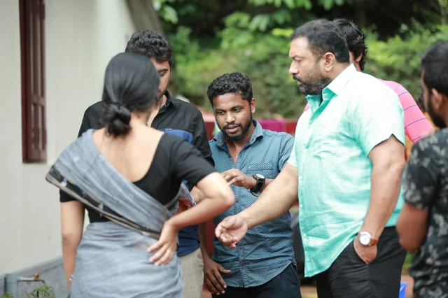 ഡിനു ബാബുരാജിനൊപ്പം ചിത്രീകരണത്തിനിടെ 