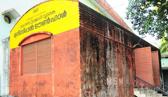 സംഘപരിവാറിന് കീഴടങ്ങില്ല, വാഗണ് ട്രാജഡി ചിത്രങ്ങള് വീണ്ടുമെത്തും; നഗരസഭ മുന്കൈയില് വീണ്ടും വരക്കുമെന്ന് ചിത്രകാരന്; റെയില്വേ നടപടിക്കെതിരെ ഡിവൈഎഫ്ഐ
