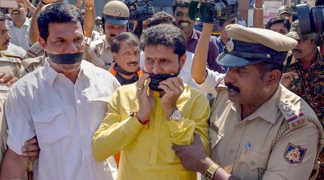പ്രതിഷേധക്കാരെ പൊലീസ് അറസ്റ്റ് ചെയ്ത് നീക്കുന്നു 