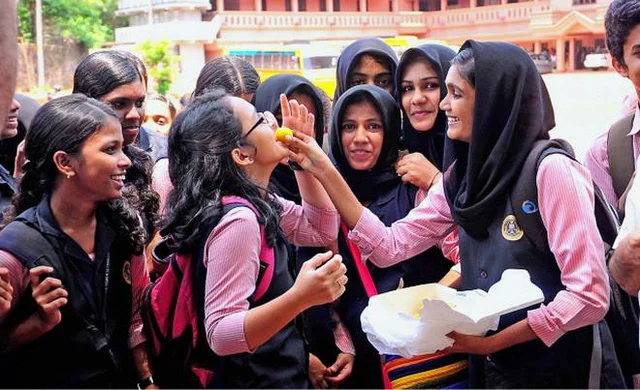 ഹിജാബ്, തട്ടം, അഴിച്ചിട്ട മുടി: അവർ ഒരു രാജ്യം വെട്ടിത്തെളിക്കുകയാണ്