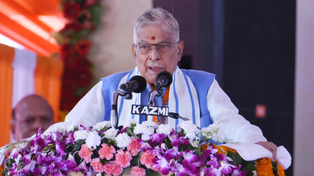 ‘പള്ളി പൊളിക്കു.. നിങ്ങള്ക്ക് വേണ്ടതെല്ലാം ലഭിക്കും. സര്ക്കാര് നമ്മുടെതാണ്’ ഇന്ന് മിതവാദിയായി അവതരിപ്പിക്കപ്പെടുന്ന അദ്വാനി 92 ല് കര്സേവകരോട് പറഞ്ഞത്