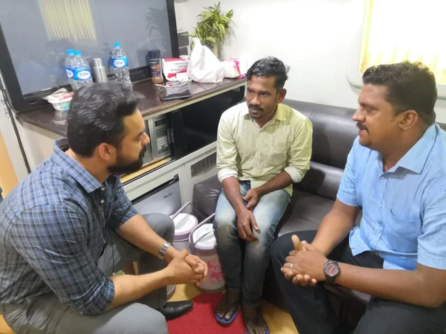 ടൊവീനോയെ നേരില് കാണാന് ജീവിതത്തിലെ ‘കുപ്രസിദ്ധ പയ്യന് എത്തി’; സുപ്രസിദ്ധ പയ്യനെന്ന് വിളിക്കൂ എന്ന് നടന്റെ തിരുത്ത്