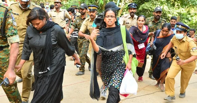 അക്രമികളില് നിന്ന് രക്ഷപ്പെട്ടോടുന്ന മനിതി സംഘം 