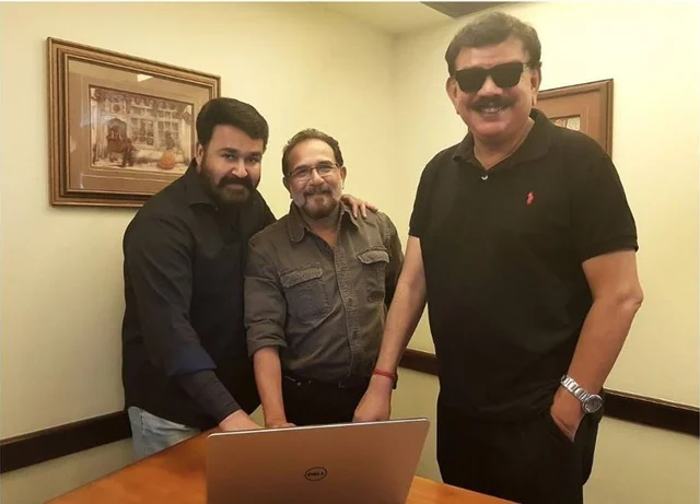 മോഹല്ലാലും പ്രിയദര്ശനും കലാസംവിധായകന് സാബു സിറിലിനോടൊപ്പം 