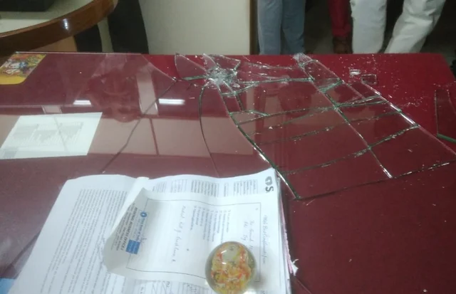 സമരാനുകൂലികള് തകര്ത്ത ക്യാബിന് 