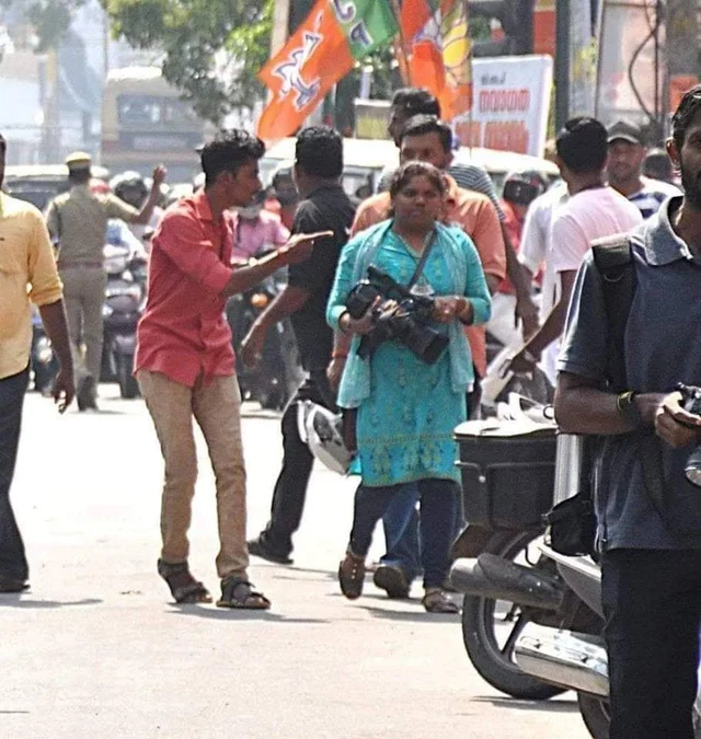 ‘നിന്നോട് എടുക്കല്ലേടീ എന്നല്ലേ പറഞ്ഞത്, ഇനിയുമെടുത്താല് കൊല്ലും’; സംഘ്പരിവാര് അക്രമം വിവരിച്ച് ക്യാമറാവുമണ് ഷെജില