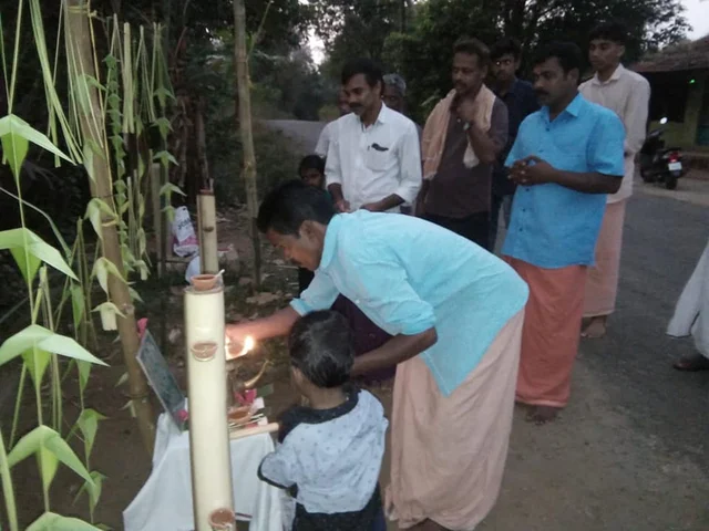 മകരവിളക്കിനു പിന്നാലെ മലയരയ കുടുംബങ്ങളില് അവകാശ പുനഃസ്ഥാപന ദീപം തെളിഞ്ഞു; ആദ്യ ദീപം പകര്ന്ന് പികെ സജീവ്