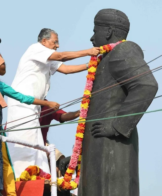 തിരുവനന്തപുരത്ത് അയ്യങ്കാളി പ്രതിമയില് മുഖ്യമന്ത്രി പിണറായി വിജയന് പുഷ്പമാല അര്പ്പിക്കുന്നു 