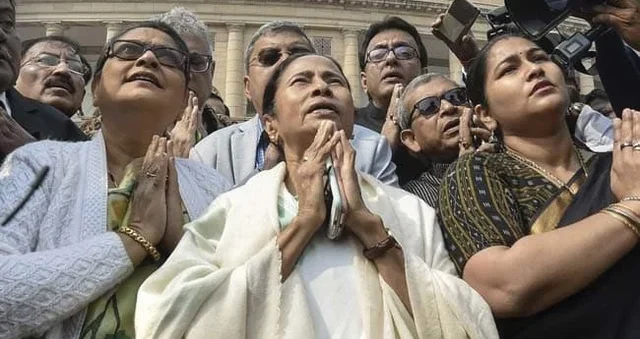 15 ലക്ഷത്തിന്റെ ‘ചെക്കു’കള് വിതരണം ചെയ്ത് കോണ്ഗ്രസ് നേതാക്കള്, ഗാന്ധി പ്രതിമയോട് പ്രാര്ത്ഥിച്ച് മമത ബാനര്ജി; പാര്ലമെന്റിന്റെ അവസാന നാളുകളില് കണ്ടത് രസകരമായ കാഴ്ചകള്