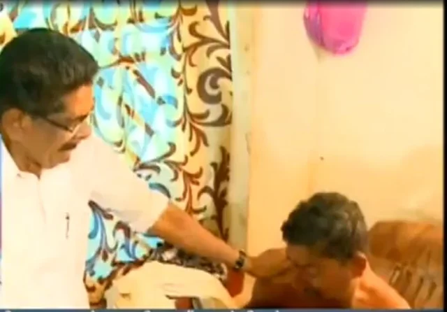 കൊല്ലപ്പെട്ട യൂത്ത് കോണ്ഗ്രസ് പ്രവര്ത്തകന്റെ വീട്ടില് പൊട്ടിക്കരഞ്ഞ് മുല്ലപ്പള്ളി; കുടുംബാംഗങ്ങളെ ആശ്വസിപ്പിക്കാന് വാക്കുകള് കിട്ടാതെ നേതാക്കള്