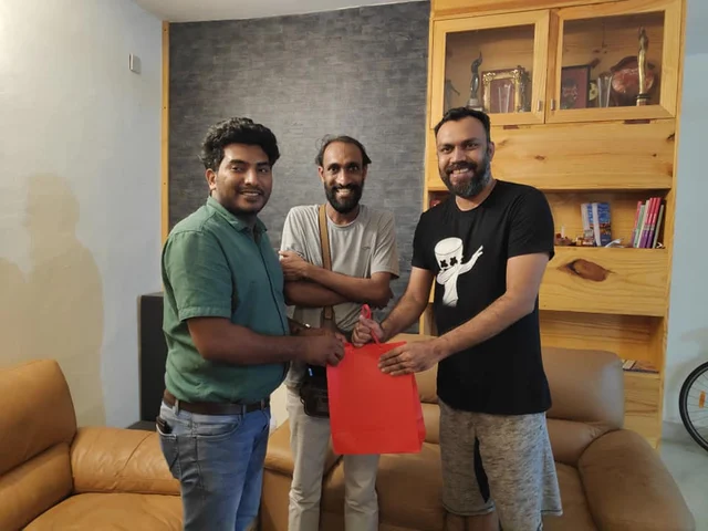 ക്രൗ ക്രിയേറ്റീവ് മീഡിയ തിരക്കഥാകൃത്ത് ശ്യാം പുഷ്കരന് കലണ്ടര് കൈമാറുന്നു 