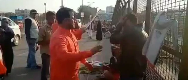 ഉത്തര്പ്രദേശില് കശ്മീരി തെരുവോര കച്ചവടക്കാരെ തല്ലിയോടിച്ച് ‘കാവി സംഘം’; രക്ഷിക്കാന് ഓടിയെത്തി നാട്ടുകാര്