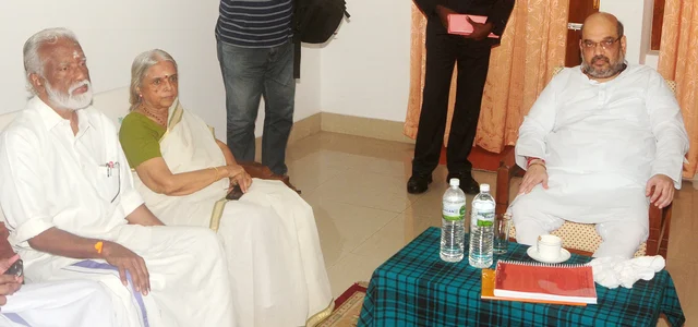 ‘അല്ലെങ്കില് ഗ്രാമങ്ങള് ഒലിച്ച് പോയേനെ’, പ്രളയത്തില് നിന്ന് ആറന്മുളയെ രക്ഷിച്ചത് കുമ്മനമെന്ന് സുഗതകുമാരിയുടെ പ്രകീര്ത്തനം
