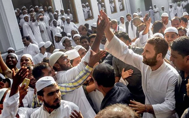 രാഹുല് ഗാന്ധി വോട്ടര്മാരോടപ്പം 