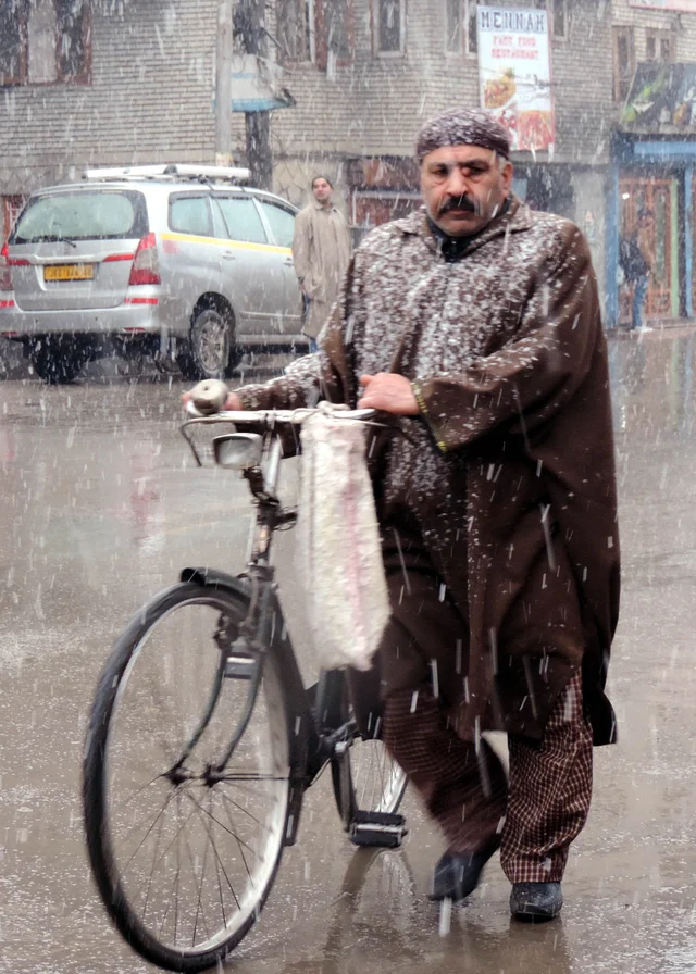 وادی کشمیر میں تازہ برف باری شروع
